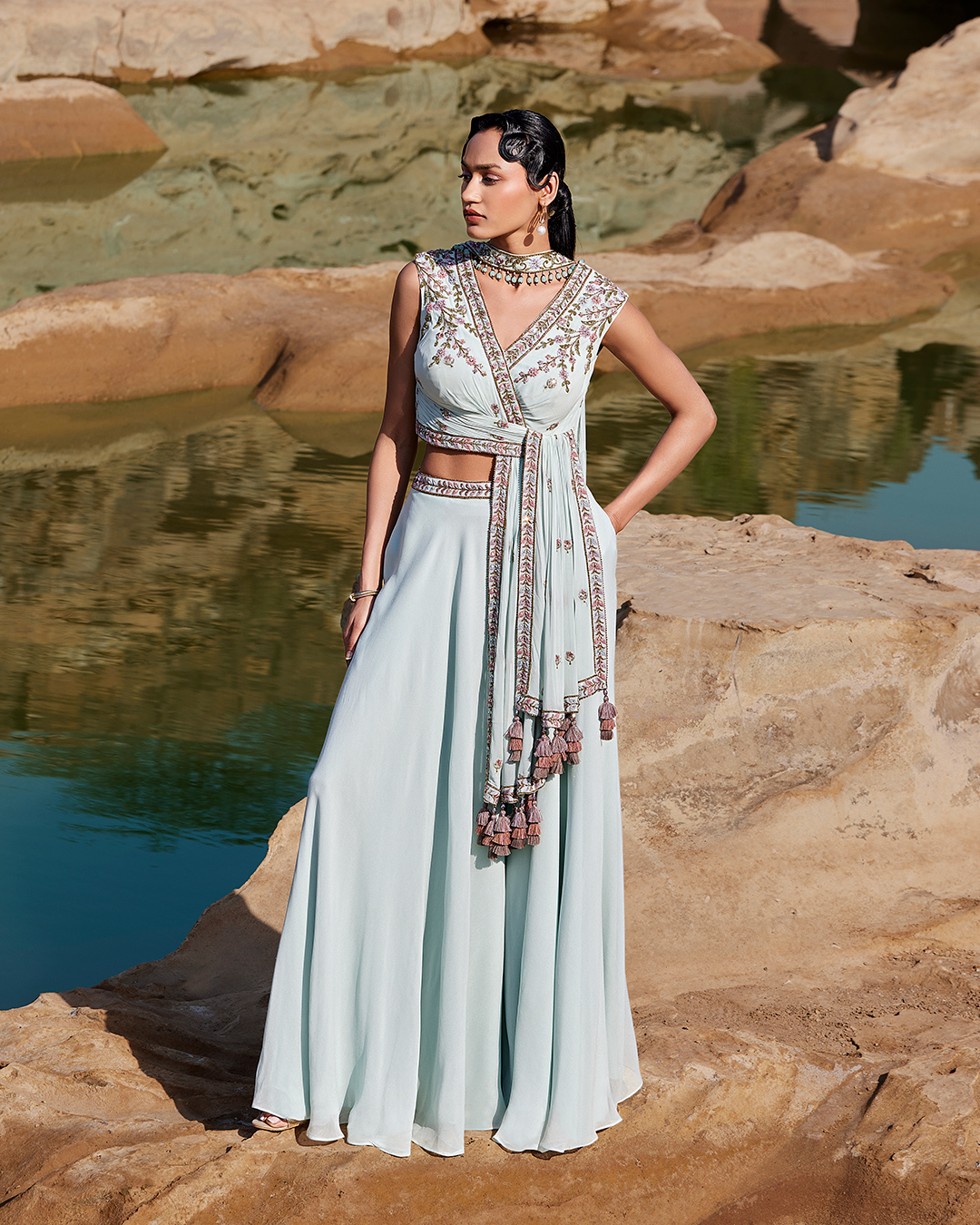 Mugdha suits usuaris online